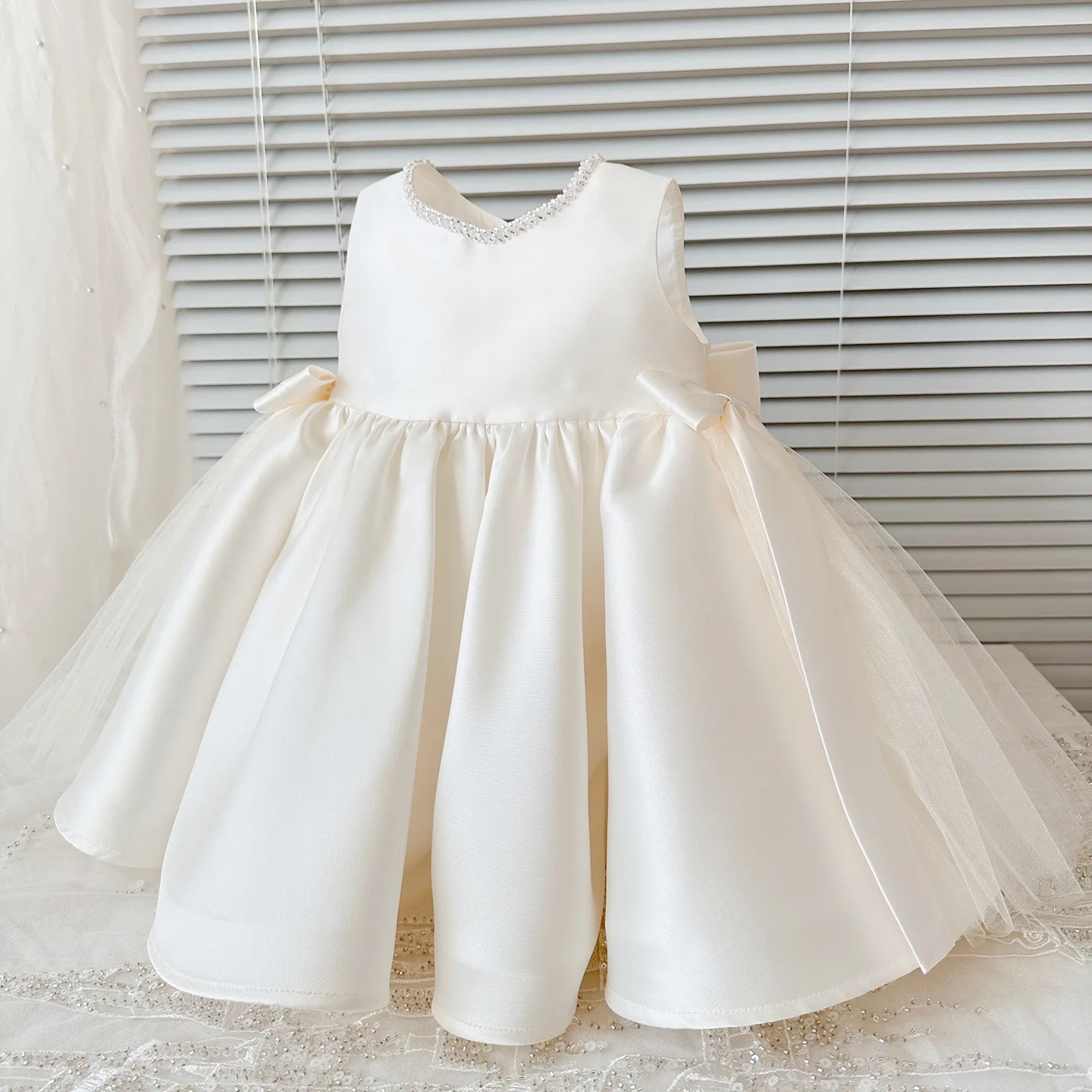 女の赤ちゃんプリンセスドレス誕生日パーティー固体ノースリーブ - Baby Clothing High End のレビューと価格